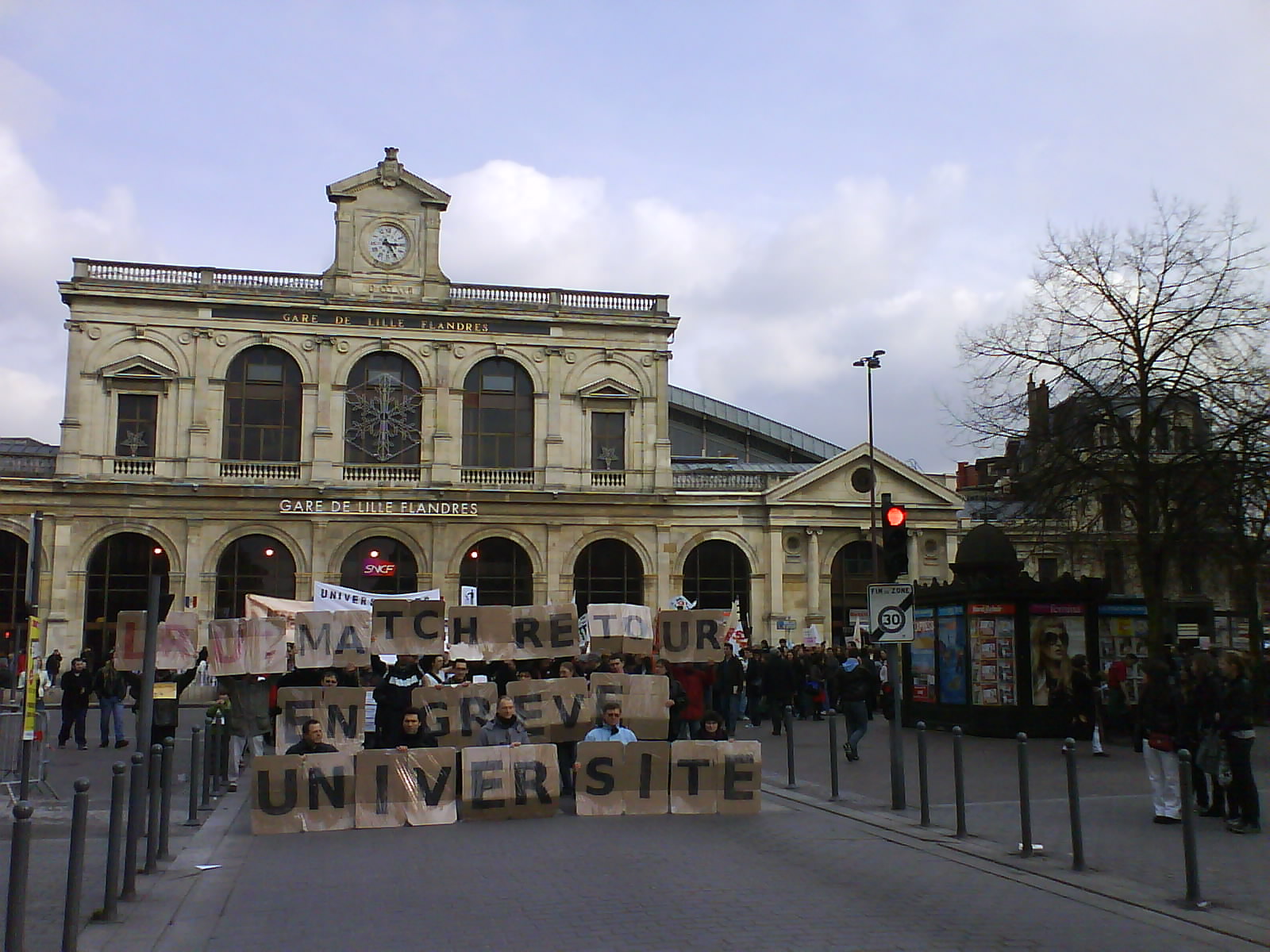 Manif 5mars gare.JPG